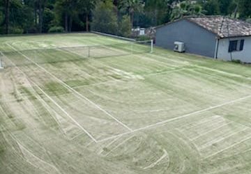 Pourquoi la construction de courts de tennis par Service Tennis à Mougins est-elle appréciée pour son respect du paysage local ?