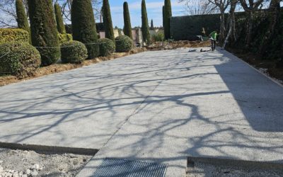 Pourquoi les courts de tennis de Service Tennis à Mougins sont-ils conçus pour résister aux conditions climatiques spécifiques ?