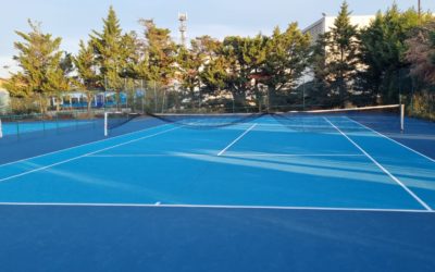 Pourquoi Service Tennis est-il reconnu pour la polyvalence de ses courts de tennis à Mougins ?