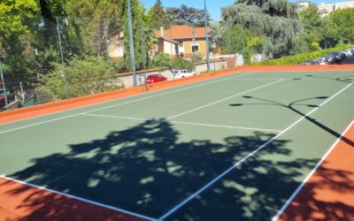 Comment Service Tennis intègre-t-il des éléments de design innovants dans ses courts de tennis à Mougins ?