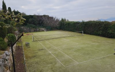Comment Service Tennis s’assure-t-il de la conformité environnementale de ses projets de courts de tennis à Mougins ?
