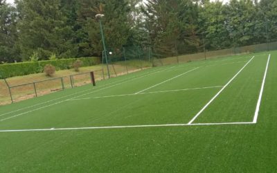 Comment Service Tennis gère-t-il la logistique de grands projets de construction de courts de tennis à Mougins ?