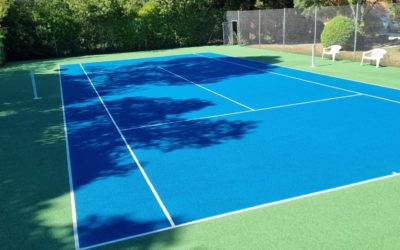 Comment Service Tennis intègre-t-il des solutions innovantes pour l&rsquo;entretien des courts de tennis à Mougins ?