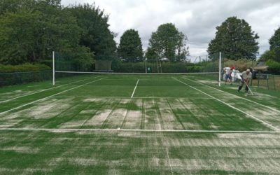 Comment Service Tennis gère-t-il les aspects acoustiques dans la construction de courts de tennis à Mougins ?