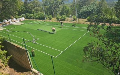 Pourquoi la construction de courts de tennis par Service Tennis est-elle avantageuse pour les complexes touristiques à Cannes ?