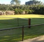 L'intégration d'éléments esthétiques locaux par Service Tennis, un leader dans la construction de courts de tennis à Mougins