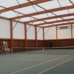 L'intégration d'éléments esthétiques locaux dans la construction de courts de tennis est une marque de distinction.