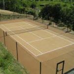 La construction de courts de tennis à Mougins par Service Tennis se focalise sur la polyvalence. Ils utilisent des matériaux innovants