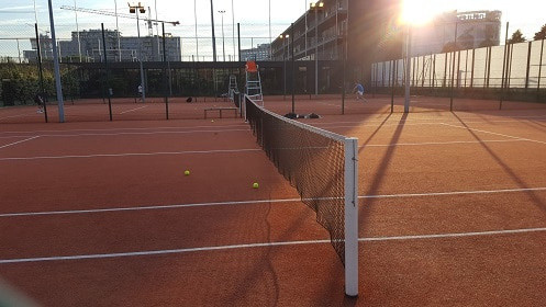 Service Tennis, reconnu comme l'un des meilleurs constructeurs de courts de tennis à Mougins, se distingue par son approche unique.