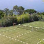 La construction de courts de tennis à Mougins est une tâche complexe qui demande une attention méticuleuse aux détails et à la qualité.