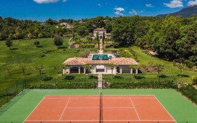 Pourquoi Service Tennis est-il considéré comme un leader dans la construction de courts de tennis dans les Alpes Maritime ?