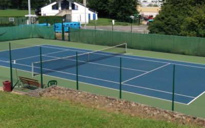 Comment Service Tennis gère-t-il les conditions climatiques des Alpes Maritimes lors de la construction de courts de tennis ?