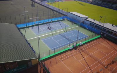 Comment Service Tennis, en tant que constructeur de courts de tennis, assure-t-il la qualité des terrains dans les Alpes-Maritimes ?