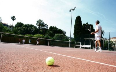 Pourquoi Service Tennis est-il reconnu pour sa fiabilité en tant que constructeur de courts de tennis dans les Alpes-Maritimes ?