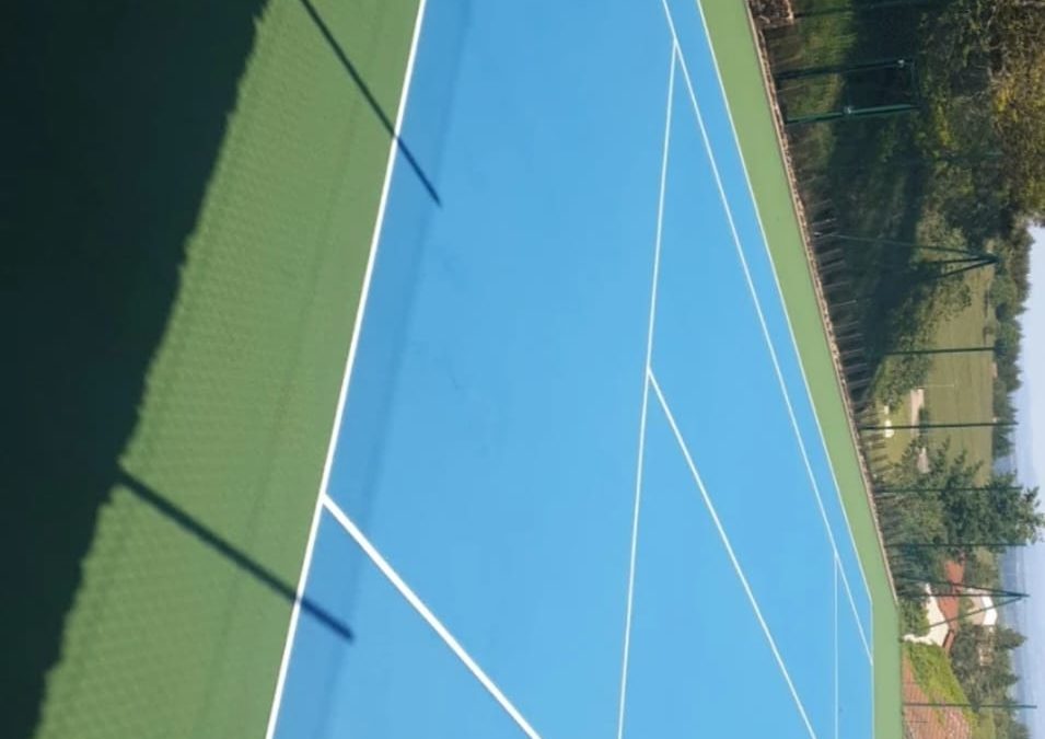 La construction de courts de tennis à Nice par Service Tennis se distingue par son engagement envers la modernité et la durabilité.