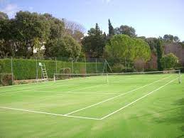 Lors de la Construction d'un terrain de tennis en résine synthétique à Nice, il faut commencer par une planification minutieuse.