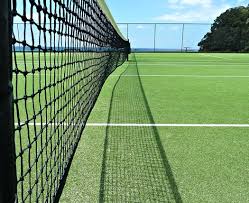 Comment la construction d’un court de tennis peut-elle favoriser la cohésion communautaire à Marseille pour les communautés résidentielles ?