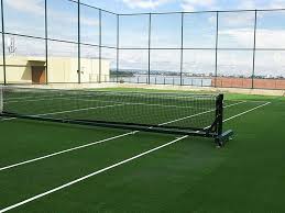 La construction d'un terrain de tennis en résine synthétique à Nice est passionnante. il est crucial de bien l' entretenir