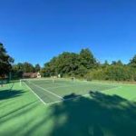 La construction d'un terrain de tennis en résine synthétique à Nice peut avoir un impact significatif sur l'activité sportive locale,
