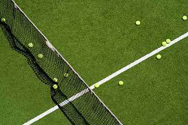 La construction d'un terrain de tennis en résine synthétique à Nice est une étape cruciale pour assurer une expérience de jeu exceptionnelle