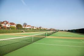 Pourquoi les courts de tennis de Service Tennis à Cannes sont-ils parfaits pour tous les niveaux de joueurs ?