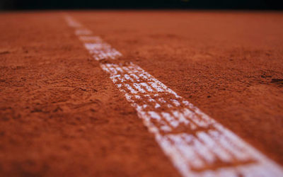 Comment Service Tennis assure-t-il une finition de haute qualité sur les courts de tennis en terre battue à Nice ?