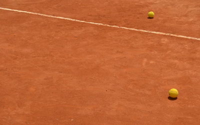 Comment Service Tennis forme-t-il son équipe pour les dernières techniques de construction de courts de tennis en terre battue à Nice ?
