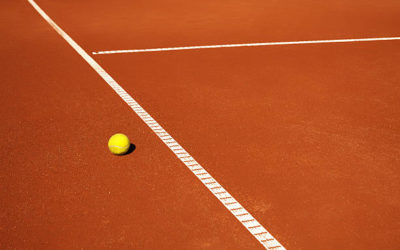 Comment Service Tennis contribue-t-il à l’écologie lors de la construction de courts de tennis en terre battue à Nice ?