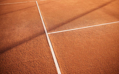 Comment Service Tennis gère-t-il les défis climatiques à Nice lors de la construction de courts de tennis en terre battue ?