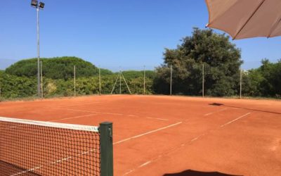 La personnalisation des courts de tennis en terre battue à Nice par les professionnels de Service Tennis