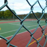 Envisager l'utilisation de matériaux recyclés pour la construction de votre court de tennis à Croix-Valmer.