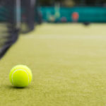 Dans cet article, nous explorerons les avantages du gazon synthétique pour un court de tennis par rapport au gazon naturel.