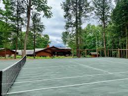 La construction de courts de tennis à Mougins ne se limite pas à la seule création d'espaces de jeu impeccables.