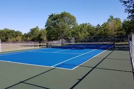 Comment Service Tennis s’assure-t-il que ses courts de tennis à Mougins sont conformes aux dernières normes de sécurité ?