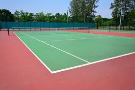Comment Service Tennis assure-t-il la flexibilité des surfaces de jeu pour différents types de tennis à Mougins ?