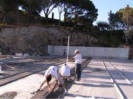 Pourquoi la qualité du revêtement de surface est-elle essentielle pour les courts de tennis construits par Service Tennis à Mougins ?