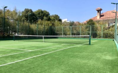 Quels produits sont recommandés pour l’entretien des terrains de tennis en gazon synthétique à Nice ?