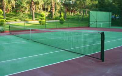 Pourquoi les éléments de sécurité avancés sont-ils cruciaux pour les courts de tennis de Service Tennis à Mougins ?