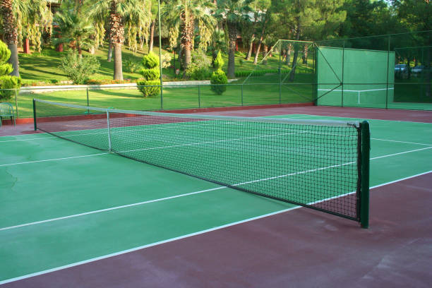 il est essentiel de disposer des courts de tennis bien construits et équipés de mesures de sécurité avancées.