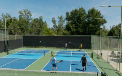 Pourquoi les fonctionnalités pour entraîneurs sont-elles un plus dans les courts de tennis construits par Service Tennis à Mougins ?
