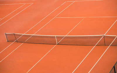 Comment les conditions météorologiques à Nice affectent-elles l&rsquo;entretien des courts de tennis en terre battue?