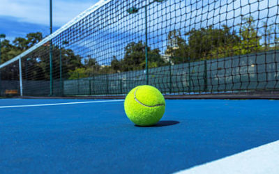 Comment Service Tennis aborde-t-il les projets de construction de courts de tennis à Mougins avec des contraintes d’espace ?