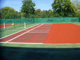 Pourquoi la construction de courts de tennis à Mougins par Service Tennis est-elle recommandée pour les complexes hôteliers ?