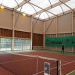 La construction de courts de tennis à Mougins est une entreprise exigeante, nécessitant une attention méticuleuse à chaque détail.