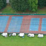 Les constructeurs de terrains de tennis à Nice, dont Service Tennis, gèrent efficacement les demandes de modifications en cours de projet.