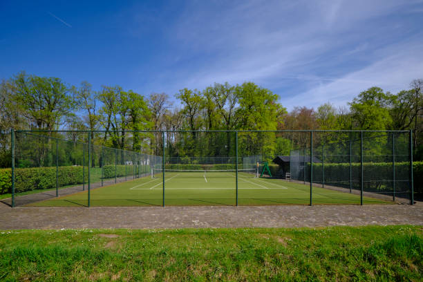 Lorsqu'il s'agit de créer un terrain de tennis à Nice, le choix de l'emplacement est une décision cruciale.