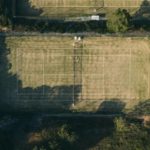 le développement durable devient un enjeu crucial. les constructeurs de terrains de tennis se distinguent par leur engagement écologique.