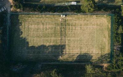 Quelle est l&rsquo;approche des constructeurs de terrain de tennis à Nice en matière de développement durable ?