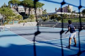 Lorsqu'il s'agit de la rénovation de courts de tennis à Mougins, Service Tennis se démarque comme un leader incontesté
