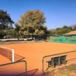 Service Tennis, expert en rénovation de courts de tennis à Mougins, excelle dans l'optimisation de l'espace